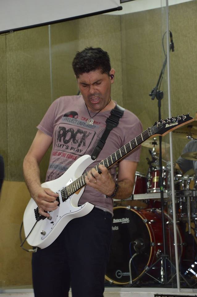 max souza tocando solo de guitarra