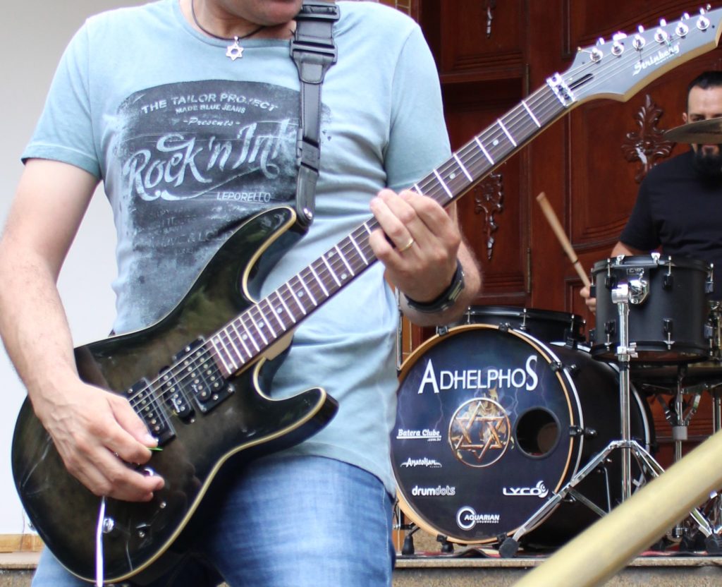 close do guitarrista no palco