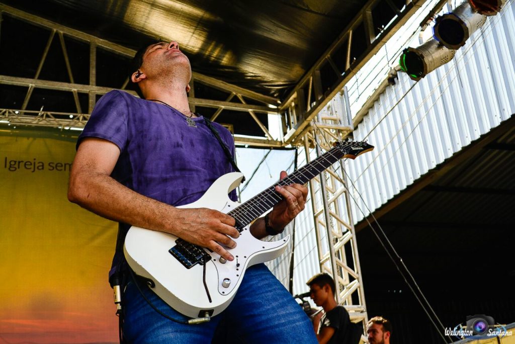 Max Souza tocando guitarra