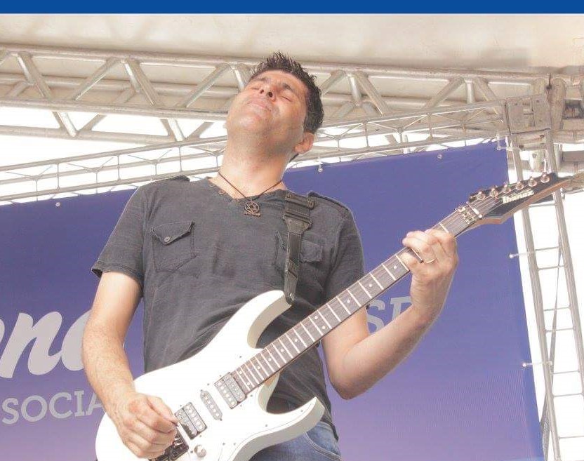 professor de guitarra Max Souza
